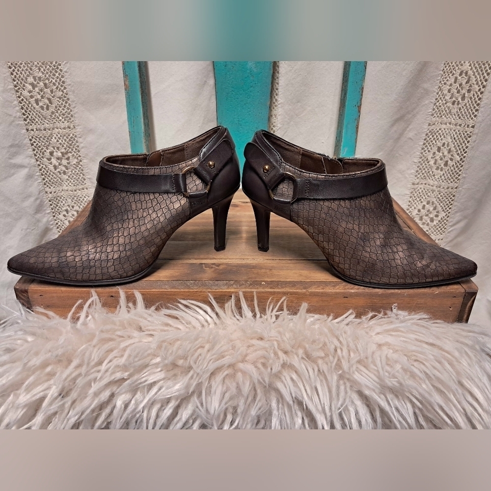 Bandolino Faux Snake Skin Heels Size 7 - Picture 5 of 10